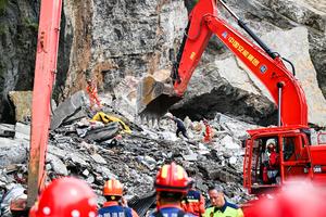 CHINA-CHONGQING-DERRUMBE DE MONTAÑA-RESCATE