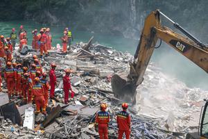 CHINA-CHONGQING-DERRUMBE DE MONTAÑA-RESCATE
