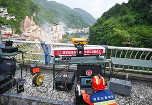 CHINA-CHONGQING-DERRUMBE DE MONTAÑA-RESCATE