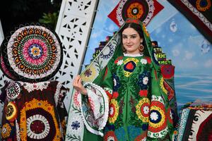 TAYIKISTAN-DUSAMBE-DESFILE DE TRAJES TRADICIONALES