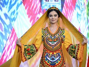 TAYIKISTAN-DUSAMBE-DESFILE DE TRAJES TRADICIONALES