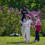 LETONIA-DOBELE-VIDA COTIDIANA-LILAS EN FLOR