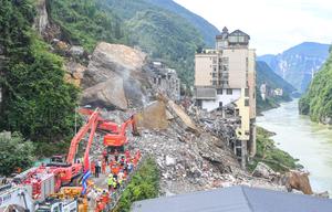 CHINA-CHONGQING-PENGSHUI-DERRUMBE DE MONTAÑA-RESCATE
