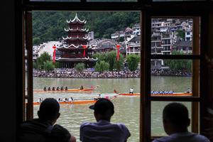 CHINA-GUIZHOU-ZHENYUAN-FESTIVAL DEL BOTE DEL DRAGON-CELEBRACIONES-CARRERA DE BOTES