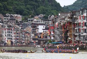CHINA-GUIZHOU-ZHENYUAN-FESTIVAL DEL BOTE DEL DRAGON-CELEBRACIONES-CARRERA DE BOTES