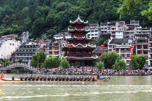 CHINA-GUIZHOU-ZHENYUAN-FESTIVAL DEL BOTE DEL DRAGON-CELEBRACIONES-CARRERA DE BOTES