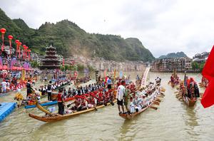 CHINA-GUIZHOU-ZHENYUAN-FESTIVAL DEL BOTE DEL DRAGON-CELEBRACIONES-CARRERA DE BOTES