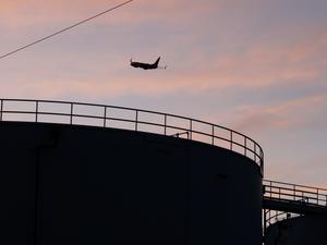 EEUU-CALIFORNIA-LOS ANGELES-EXISTENCIAS DE COMBUSTIBLE PARA AVIONES-CAIDA EN PICADA