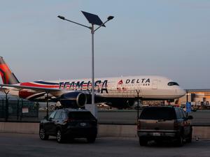 EEUU-CALIFORNIA-LOS ANGELES-EXISTENCIAS DE COMBUSTIBLE PARA AVIONES-CAIDA EN PICADA