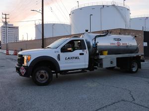 EEUU-CALIFORNIA-LOS ANGELES-EXISTENCIAS DE COMBUSTIBLE PARA AVIONES-CAIDA EN PICADA