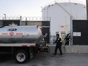 EEUU-CALIFORNIA-LOS ANGELES-EXISTENCIAS DE COMBUSTIBLE PARA AVIONES-CAIDA EN PICADA