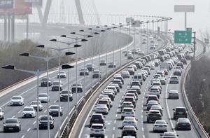 CHINA-TEMPORADA DE VIAJES POR LA PRIMAVERA-VIAJES DE PASAJEROS INTERREGIONALES-PUNTO DE MEDIO