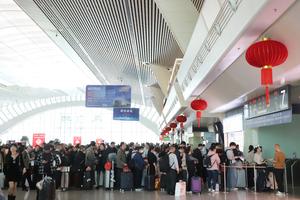 CHINA-TEMPORADA DE VIAJES POR LA PRIMAVERA-VIAJES DE PASAJEROS INTERREGIONALES-PUNTO DE MEDIO