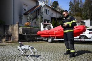 CROACIA-ZAGREB-UNITREE-PERRO ROBOTICO