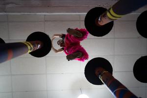 ARGENTINA-HAEDO-DANZA DEL LEON SOBRE POSTES