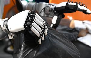 CHINA-GUANGDONG-GUANGZHOU-CHINA POST-CENTRO LOGISTICO-ROBOTS