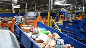 CHINA-GUANGDONG-GUANGZHOU-CHINA POST-CENTRO LOGISTICO-ROBOTS