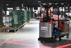 CHINA-GUANGDONG-GUANGZHOU-CHINA POST-CENTRO LOGISTICO-ROBOTS