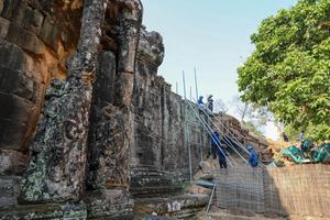 CAMBOYA-SIEM REAP-ANGKOR THOM-MURO DE LATERITA-RESTAURACION