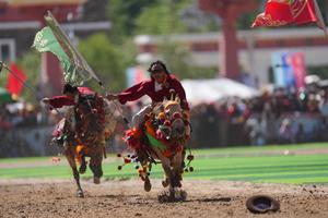 CHINA-QINGHAI-YUSHU-FESTIVAL DE CARRERAS DE CABALLOS