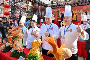 CHINA-SHANDONG-QINGDAO-RABANO-TALLADO