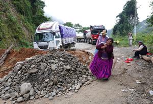 BOLIVIA-CARANAVI-TRANSPORTISTAS-BLOQUEO