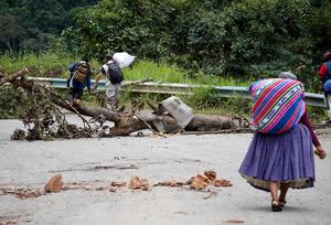 BOLIVIA-CARANAVI-TRANSPORTISTAS-BLOQUEO