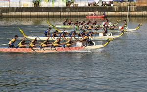 INDONESIA-TANGERANG-FESTIVAL DE CISADANE-BOTES DE DRAGON-CARRERA