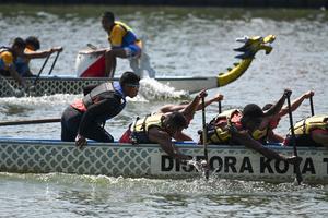 INDONESIA-TANGERANG-FESTIVAL DE CISADANE-BOTES DE DRAGON-CARRERA