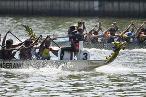 INDONESIA-TANGERANG-FESTIVAL DE CISADANE-BOTES DE DRAGON-CARRERA