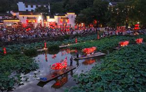 CHINA-ANHUI-HUANGSHAN-DESFILE DE LINTERNAS CON FORMA DE PEZ
