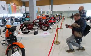 BIELORRUSIA-MINSK-EXPOSICION DE AUTOMOVILES ANTIGUOS