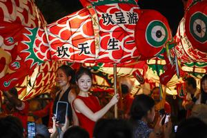 CHINA-ANHUI-HUANGSHAN-DESFILE DE LINTERNAS CON FORMA DE PEZ
