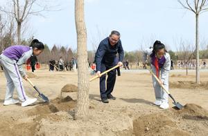 CHINA-BEIJING-LIDERES-PLANTACION DE ARBOLES