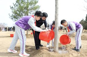 CHINA-BEIJING-LIDERES-PLANTACION DE ARBOLES