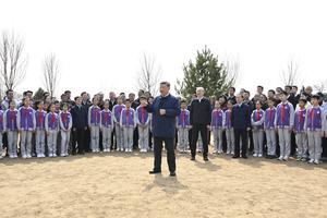 CHINA-BEIJING-LIDERES-PLANTACION DE ARBOLES