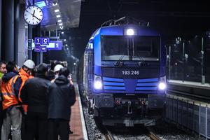 HUNGRIA-FERROCARRIL BUDAPEST-BELGRADO-TRAMO HUNGARO-OPERACION DE CARGA-REANUDACION