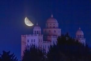 CHINA-HEILONGJIANG-LUNA EN CUARTO MENGUANTE