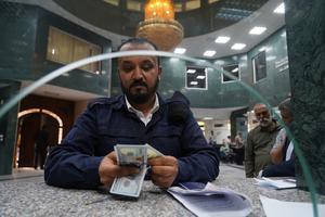 LIBIA-TRIPOLI-DOLAR ESTADOUNIDENSE-DESEMBOLSO