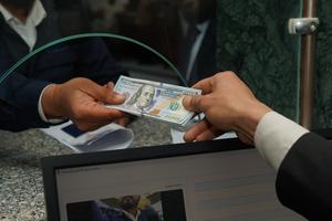 LIBIA-TRIPOLI-DOLAR ESTADOUNIDENSE-DESEMBOLSO