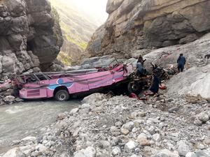 PAKISTAN-BALUCHISTAN-SHERANI-ACCIDENTE DE AUTOBUS