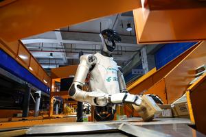 CHINA-GUANGDONG-SHENZHEN-ROBOT HUMANOIDE-APLICACION