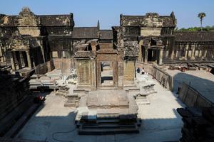 CAMBOYA-SIEM REAP-ANGKOR WAT-BIBLIOTECA-RESTAURACION
