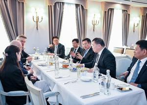 RUSIA-SAN PETERSBURGO-PRESIDENTE DE XINHUA-FU HUA-DIRECTOR GENERAL DE RT-KISELEV-REUNION