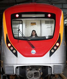 PAKISTAN-LAHORE-CPEC-TREN DE LA LINEA NARANJA DEL METRO-CONDUCTORA