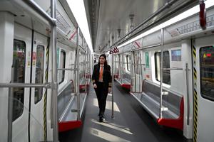 PAKISTAN-LAHORE-CPEC-TREN DE LA LINEA NARANJA DEL METRO-CONDUCTORA