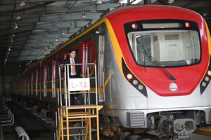 PAKISTAN-LAHORE-CPEC-TREN DE LA LINEA NARANJA DEL METRO-CONDUCTORA
