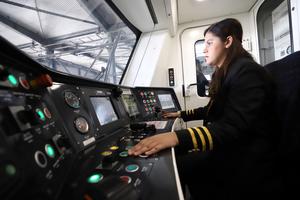 PAKISTAN-LAHORE-CPEC-TREN DE LA LINEA NARANJA DEL METRO-CONDUCTORA