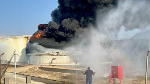 LIBIA-ZAWIYA-REFINERIA DE PETROLEO-INCENDIO