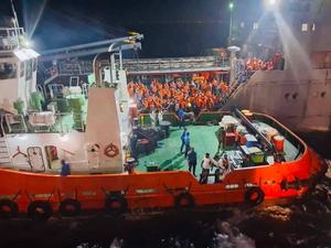 SRI LANKA-COLOMBO-BARCO NAVAL IRANI-TRIPULACION-EVACUACION